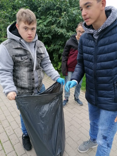 uczniowie sprzątający teren wokół stawu Kajaki