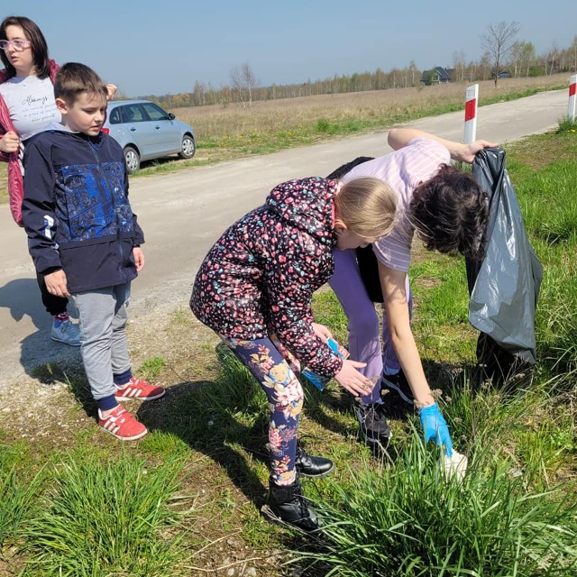 grupka zbierająca śmieci do worka